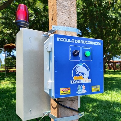 Módulo de automação na parte de trás do painel de comando