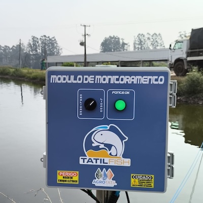 Módulo de monitoramento em primeiro plano e caminhão ao fundo