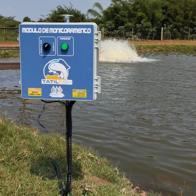 Módulo de monitoramento ao lado de um aerador ligado